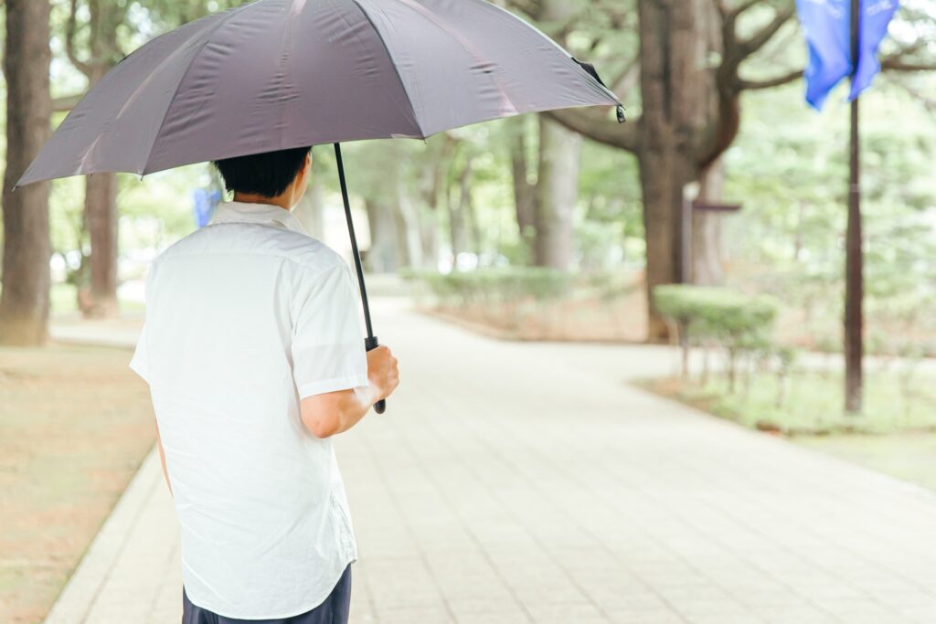 日傘を差す男性